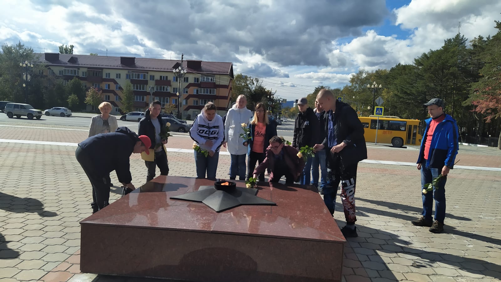 Возложение цветов на мемориале Победы на площади славы в Южно-Сахалинске