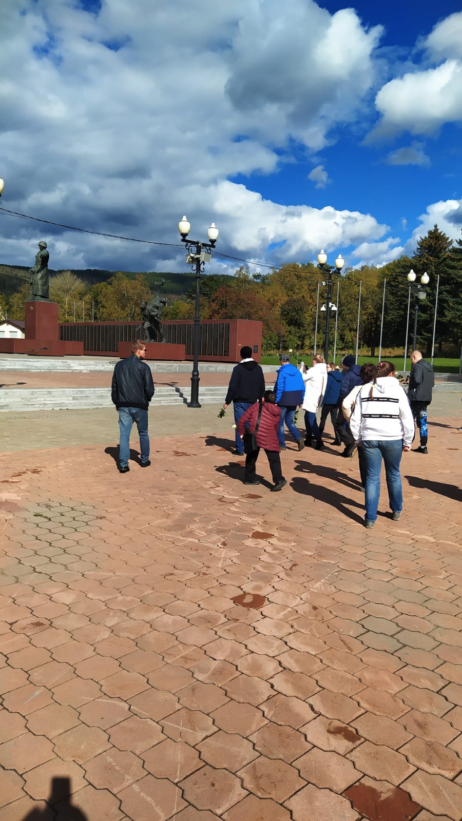 Возложение цветов на мемориале Победы на площади славы в Южно-Сахалинске
